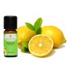 Zitronenöl BIO – das „Gute Laune Öl“ aus Italien


Die Zitrone vermittelt Frische, Sonnenschein und pure Lebensfreude. Ihr spritziges Aroma macht sie zu einer beliebten Zutat in Speisen und Getränken, in Hautpflegeprodukten, aber auch in Reinigungsmitteln. Sie ist der Inbegriff von Sauberkeit und Frische.

Aus den strahlend gelben Fruchtschalen wird ein frisches und vielseitiges ätherisches Öl gewonnen. Die Aromatherapie nutzt seine fiebersenkenden, antiseptischen und entzündungshemmenden Eigenschaften gegen Infektionskrankheiten. Seine entstauende und entschlackende Wirkung wird bei Lymphstauungen und Venenschwäche eingesetzt. Emotional ist die Zitrone ein gute Laune-Öl. Sie hebt die Stimmung, fördert die Konzentration und unterbricht kreisende Gedanken. Sie hilft bei mentaler Erschöpfung und richtet auf.