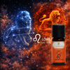 ♌️ Miscela di essenze Segno zodiacale - Leone


♌️ Leone: 23 luglio - 23 agosto (amante dell'ordine, generoso, energico e volitivo)
Myaloe.ch
♌️ Il segno zodiacale Leone Forza · Presenza · Struttura
23 luglio - 23 agosto
Elemento Fuoco | Pianeta Sole

La miscela di essenze Segno zodiacale Leone è una potente composizione aromatica composta al 100% da oli essenziali naturali come bergamotto, arancia, lavanda e corteccia di cannella.

Ispirata all'elemento fuoco e al pianeta sole, questa composizione unisce note calde, fruttate e speziate in una fragranza per ambienti sicura di sé e strutturata.

La miscela è imbottigliata a mano in Svizzera e soddisfa i più elevati standard di qualità in termini di purezza, provenienza e lavorazione.

"L'essenza Leone è sinonimo di presenza, ordine interiore e spazi progettati consapevolmente."


♌️ 4 vantaggi chiave della miscela di essenze Leone
1️⃣ Composizione profumata espressiva
Note calde e fresche si combinano in un profumo per ambienti deciso e chiaro.

2️⃣ Oli essenziali naturali al 100%
Senza profumi sintetici, senza diluenti, senza additivi artificiali.

3️⃣ Ideale per momenti quotidiani strutturati
Adatto per fasi di lavoro, processi creativi, rituali e spazi progettati consapevolmente.

4️⃣ Imbottigliato a mano in Svizzera
Piccoli lotti, qualità controllata, approvvigionamento sostenibile.



♌️ Profilo olfattivo
✔️ Fruttato-fresco (arancia, bergamotto)
✔️ Delicatamente equilibrante (lavanda)
✔️ Caldo-speziato (corteccia di cannella)
✔️ Caratteristiche generali: solare, presente, strutturato
