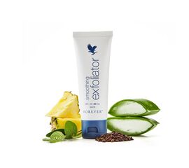 smoothing exfoliator
Glättet das Hautbild mit Bambus, Jojoba Perlen, natürlichen Frucht-Extrakten und Aloe. Der Körper stößt jeden Tag ca. 30.000 - 40.000 abgestorbene Hautzellen ab und benötigt dabei zusätzliche Unterstützung. Der smoothing exfoliator enthält Jojoba Perlen und Bambuspuder das dich beim Entfernen von abgestorbenen Hautzellen unterstützt, ohne deine Haut zu strapazieren. Extrakte wie Bromelain, Papain und ätherisches Zitronenöl regenerieren die Haut außerdem. Der smoothing exfoliator ist ein Must-have, der deiner Haut eine geballte Ladung Antioxidantien zuführt und das Beste aus deiner Forever Gesichtspflege Routine macht.
