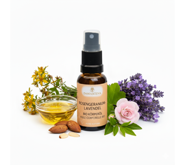 MyAloe.ch Rosengeranium-Lavendel Körperöl BIO: Der sanfte Duft von Rosengeranie und Lavendel wirkt stabilisierend, ausgleichend und beruhigend.  Er hilft, Stress loszulassen, fördert Gelassenheit und unterstützt in Phasen innerer Unruhe.
Lavendel entspannt Muskeln und lindert Krämpfe, Rosengeranie unterstützt die Hautregeneration und harmonisiert den Hormonhaushalt, während Manuka stärkend und hautschützend wirkt.