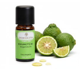 Bergamotte BIO Öl 10ml – Stimmungsaufheller & Duftklassiker

Bergamottenöl ist stimmungsaufhellend, es bringt Licht ins Dunkel. Mit seinem angenehmen und frischen Duft hat es eine beruhigenden und gleichzeitig stimulierende Wirkung. Es kann somit Stimmungsschwankungen ausgleichen und bringt emotional in die Mitte. Seine angstlösenden Eigenschaften wurden von Professor Rovesti/Mailand wissenschaftlich belegt.

Die zarten, weissen Blüten verströmen einen betörenden Duft. Für das Öl werden die Schalen der Früchte verwendet. Bekannt ist das Aroma der Bergamotte durch seine Verwendung im Earl Grey Tea und seine leichte und frische Duftqualität wird besonders in der Parfümherstellung geschätzt.

Bergamotte – Glücklich machendes Öl

Ähnlich geformt wie die Orange, gelb leuchtend wie die Zitrone zeigt sich die reife Bergamotte. Ihr lebhaft-warmer Duft bringt den Süden Italiens mit sich und damit eine Brise Lebensfreude. Wie der Lavendel gilt die Bergamotte als Allrounderin für seelisches Gleichgewicht. Ihre stimmungsaufhellende und ausgleichende Wirkung ist in etlichen Studien nachgewiesen. Besonders wirkungsvoll zeigt sie sich bei hormonellen Schwankungen und ist deshalb ein treues „Helferli“, um Frauenthemen wie etwa PMS entgegenzuwirken.

Aber auch ihre stresslösende, harmonisierende Wirkung unterstützt bei psychischem Ungleichgewicht, bei Ängsten oder in Stresssituationen