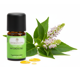 Patchouli BIO 5ml – Erdend, sinnlich & hautpflegend


Patchouliöl ist ein kraftvoller Begleiter für Körper und Seele. Der exotisch-erdige Duft wirkt beruhigend, sinnlich und ausgleichend – ideal bei innerer Unruhe, Stress oder zur Unterstützung in der Meditation. In der Hautpflege überzeugt es mit regenerierenden, klärenden Eigenschaften und ist besonders beliebt bei reifer oder unreiner Haut.

Sein tiefgründiges Aroma macht Patchouliöl zu einem geschätzten Bestandteil in der Naturparfümerie und Aromatherapie. Es bringt uns in Kontakt mit uns selbst, erdet und fördert das emotionale Gleichgewicht. Besonders in Zeiten von Überforderung oder Nervosität kann es helfen, wieder zu innerer Ruhe zu finden. Patchouli BIO entspannt, beruhigt und lässt Zufriedenheit wachsen. Es regt die Kreativität an uns ist ein wunderbares Öl für die Meditation.

✔️ Patchouli mischt sich gut mit Champaca, Jasmin, Jasmin Attar, Kardamom, Mandarine und Tonkabohne.

✔️ Für ein sinnlich, entspannendes Massageerlebnis mit Arganöl, Sandelholz und Rose mischen.

✔️ Gib 1–2 Tropfen Patchouliöl auf ein Taschentuch oder in einen Riechstift – ideal zur schnellen Entspannung bei Stresssituationen.