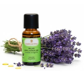 Wilder Berglavendel Bio 20ml - Entspannung & innere Balance


Der Wilde Berglavendel Bio ist eine wahre Kostbarkeit unter den Lavendelölen, ein wahrer Schatz der Natur. Im Gegensatz zu anderen Lavendelarten gedeiht der Berglavendel nicht in den Ebenen, sondern gedeiht prächtig in Höhenlagen über 1000 Metern.

Für das Wilder Berglavendel Bio werden speziell ausgewiesene Flächen in Handarbeit und nach den strengen Richtlinien der Bio-Qualität bewirtschaftet und geerntet. Jede Blüte wird sorgfältig von Hand gepflückt, um die Reinheit und Qualität des Öls zu gewährleisten.

Aus den zarten, kleinen Blütenrispen des Wilden Berglavendels wird ein äusserst kostbares und intensives Öl mittels Wasserdampfdestillation gewonnen. Dieser Prozess erfordert viel Geduld und Expertise, um das volle Potenzial der Pflanze zu extrahieren. Das Wirkungsspektrum und die Einsatzgebiete des Wilden Berglavendels entsprechen im Wesentlichen denen des echten Lavendels. Es wird für seine beruhigenden, entspannenden und heilenden Eigenschaften geschätzt. Sein Duft ist jedoch intensiver und herber, was ihn zu einer einzigartigen und unverwechselbaren Variante dieses beliebten ätherischen Öls macht.

Der Wilder Berglavendel Bio gehört zur Pflanzenfamilie der Lamiaceae, den Lippenblütengewächsen, und sein charakteristisches Aroma und seine vielfältigen Anwendungsmöglichkeiten machen ihn zu einem unverzichtbaren Bestandteil der Aromatherapie und Naturkosmetik.


✔️  Lavendel mischt sich gut mit Grapefruit, Bergamotte, Kamille, Palmarosa, Rosenholz und Linoleaholz

✔️  Bei Stress einfach in einen Riechstift träufeln, den Duft tief einatmen und entspannen.

✔️  Bei Unruhezuständen & Schlafstörungen mit Aprikosenkernöl, Rose und Melisse mischen und als Kompresse auf das Brustbein auflegen.