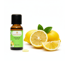 Zitronenöl BIO – das „Gute Laune Öl“ aus Italien


Die Zitrone vermittelt Frische, Sonnenschein und pure Lebensfreude. Ihr spritziges Aroma macht sie zu einer beliebten Zutat in Speisen und Getränken, in Hautpflegeprodukten, aber auch in Reinigungsmitteln. Sie ist der Inbegriff von Sauberkeit und Frische.

Aus den strahlend gelben Fruchtschalen wird ein frisches und vielseitiges ätherisches Öl gewonnen. Die Aromatherapie nutzt seine fiebersenkenden, antiseptischen und entzündungshemmenden Eigenschaften gegen Infektionskrankheiten. Seine entstauende und entschlackende Wirkung wird bei Lymphstauungen und Venenschwäche eingesetzt. Emotional ist die Zitrone ein gute Laune-Öl. Sie hebt die Stimmung, fördert die Konzentration und unterbricht kreisende Gedanken. Sie hilft bei mentaler Erschöpfung und richtet auf.