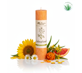MyAloe.ch - Die Allgäuer Heilkräuterkerze "Lebensfreude" ist eine handgefertigte, vegane Naturkerze, die aus pflanzlichem Stearin gegossen wird. Sie enthält Heilpflanzen wie Sonnenblume, Gänseblümchen, Ringelblume und Johanniskraut sowie ätherische Öle, unter anderem von Grapefruit, um Melancholie zu vertreiben und Freude und Lebendigkeit zu schenken. Ihr Anblick und ihr Duft sollen das Wohlbefinden fördern und eine sonnige Botschaft der Heiterkeit und Frische vermitteln. 

Inhaltsstoffe und ihre Wirkung

Sonnenblume, Gänseblümchen, Ringelblume, Johanniskraut: Diese Pflanzen sind für ihre sonnige, aufmunternde Wirkung bekannt und sollen gegen Melancholie helfen. 

Ätherische Öle (u.a. Grapefruit): Sie verleihen der Kerze Frische und Lebendigkeit und unterstützen den positiven Effekt der Heilkräuter. 

Symbolische Bedeutung: Die Kerze ist nicht nur ein Duft- und Lichtspender, sondern auch ein Symbol für Lebensfreude und positive Energie.