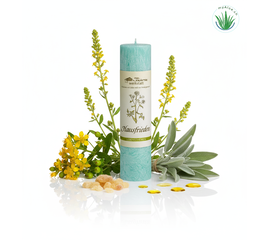 MyAloe.ch
Die Allgäuer Heilkräuterkerze "Hausfrieden" ist ein handgegossenes Naturprodukt, das mit Auszügen von Copal und Johanniskraut, ätherischem Salbeiöl sowie Königskerzenessenz angereichert ist. Sie dient dazu, schlechte Energien abzubauen und ein harmonisches Miteinander zu fördern, indem sie eine reinigende und lichtbringende Schwingung verbreitet. Die Kerze ist nicht als Duftkerze gedacht, da die ätherischen Öle für die Wirkung und nicht für ein intensives Dufterlebnis beim Anzünden sorgen. 

✨ Inhaltsstoffe und Wirkung 

✔️ Copal: Reinigende Auszüge.
✔️ Johanniskraut: Unterstützt den Abbau schlechter Energien.
✔️ Salbeiöl: Ätherisches Öl mit reinigender Wirkung.
✔️ Königskerzenessenz: Hat eine ableitende Wirkung und trägt zur Reinigung bei.

Zweck und Anwendung

✨ Harmonie: Die Kerze soll für ein harmonisches und glückliches Miteinander sorgen. 
✨ Energiearbeit: Sie wird zur Reinigung von Energien nach Streitigkeiten oder Spannungen eingesetzt. 
✨ Naturprodukt: Als Naturprodukt aus 100% pflanzlichem Stearin ist die Kerze vegan. Die Banderole sollte vor dem Anzünden entfernt werden.