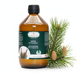 ⭐ Energetisch wirkende Inhaltsstoffe ¹⁾
Der Kiefer Raumspray enthält eine kraftvolle Synergie aus reinen ätherischen BIO-Ölen:

Kiefernadelöl BIO: belebend, kräftigend, befreiend für die Atemwege
Latschenkieferöl BIO: erfrischend, klärend, stärkend für die Lunge
Kardamomöl BIO: stimmungsaufhellend, harmonisierend, sanft zitrisch-frisch
Bergamottenöl BIO: wärmend, vitalisierend, fördert Konzentration
Lärchenöl BIO: regenerierend, stärkend, bringt Gelassenheit
Zedernöl BIO: erdend, beruhigend, schenkt innere Stabilität
❤️ Emotionale & körperliche Wirkung

Emotional:Der Duft vermittelt Ruhe, Geborgenheit und Erdung – perfekt für stressige Tage oder als Abendritual.
Körperlich:Unterstützt tiefe, freie Atmung, löst Verspannungen und fördert Erholung nach Anstrengung