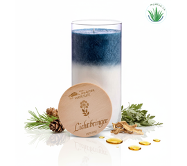 MyAloe.ch

Die Allgäuer Heilkräuter-Kerze im Glas – Serie Lichtbringer "Zeitgeist" ist eine limitierte Edition der Allgäuer Heilkräuter-Manufaktur. Sie ist eine handgefertigte, vegane Kerze aus pflanzlichem Stearin mit Heilkräutern wie Lärche, Engelwurz, Baldrian und Beifuß sowie ätherischen Ölen. Die Kerze ist in Nachtblau und Weiß gegossen und soll symbolisch bei der Transformation von negativen in positive Energien und Muster helfen, indem sie die Schwingungen der Heilkräuter und Öle freisetzt. 


✨ Heilkräuteressenzen und ätherische Öle: 
Die Kerze enthält Auszüge, ätherische Öle, Essenzen und Tinkturen Duftkomponenten  aus Lärche, Engelwurz, Baldrian und der Schutzpflanze Beifuss, sowie das Öl des Beifußes. 


✔️ Symbolische Wirkung:
Die Farbgebung (dunkel oben, hell unten) symbolisiert die Transformation von Nacht zu Tag. Die Kerze soll Unterstützung beim Annehmen und Verwandeln von Schattenseiten und das Sehen anderer Perspektiven bieten. 

✔️ Zubehör:
Die Kerze kommt in einem Glas mit einem Deckel aus Holz, der auch als Untersetzer verwendet werden kann.