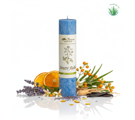 MyAloe.ch

Die "Allgäuer Heilkräuterkerze Innere Ruhe" ist eine handgefertigte, naturreine Kerze, die Baldrian, Bitterorange, Tonka und Lavendel enthält, um Stress abzubauen und Gelassenheit zu fördern. Ihre Wirkung basiert auf der Freisetzung der Informationen und Schwingungen der Kräuterauszüge und ätherischen Öle durch das Feuer, was eine beruhigende Atmosphäre für Meditation, Gebet oder Entspannung schafft. 

✨ Anwendungszwecke und Wirkung

✔️ Baldrian: Schirmt ab gegen äußere Reize und unterstützt bei Stress und geistiger Überforderung.
✔️ Bitterorange: Unterstützt die beruhigende Wirkung der Kerze.
✔️ Tonka und Lavendel: Ätherische Öle, die die Botschaft und Wirkung der Kerze unterstützen.

✨ Anwendung und Zweck
✔️ Entspannung: 
Die Kerze soll helfen, sich zurückzulehnen, zu entspannen und innere Ruhe einkehren zu lassen. 

✔️ Meditation und Stille: 
Das Licht und die Atmosphäre der Kerze eignen sich als Begleitung in der Meditation und um in die Stille zu kommen. 

✔️ Seelisches Wohlbefinden: 
Sie unterstützt die Harmonisierung von Körper, Geist und Seele. 

✨ Wirkungsweise: 
Die Informationen der Kräuter und Öle werden durch das Feuer transformiert und freigesetzt, ähnlich einer feinen Räucherung.