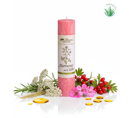 MyAloe.ch

Die Allgäuer Heilkräuterkerze „Harmonie und Liebe“ ist eine handgefertigte Kerze aus pflanzlichem Stearin, die mit Kräuterauszügen, ätherischen Ölen und Tinkturen der Pflanzen Weißdorn, Mariengras, Schafgarbe und Rosengeranie angereichert ist. Ihre Mischung soll das Herz stärken, seelische Verletzungen lindern und ein harmonisches, liebevolles Umfeld fördern. Die Kerze wird in den Alpen hergestellt und setzt durch das Feuer die Schwingungen der Kräuter frei, um spirituelle Intentionen zu unterstützen. 

✨ Bestandteile und ihre Wirkung

✔️ Weissdorn: Wird als grosse Unterstützerin für Herzensangelegenheiten und zur Unterstützung in Partnerschaft und Beziehungen angesehen. 
✔️ Mariengras: Ist bekannt als Segenspflanze, die für ihr duftendes Aroma geschätzt wird und eine positive Energie in das Umfeld bringt. 
✔️ Schafgarbe: Wird für ihre ausgleichende und harmonisierende Wirkung eingesetzt. 
✔️ Rosengeranie: Trägt durch ihren wohltuenden Duft zur Schaffung eines liebevollen und harmonischen Raumes bei. 


Durch das Anzünden der Kerze werden die Informationen und Schwingungen der Pflanzen freigesetzt, wodurch eine ähnliche Wirkung wie eine feine Räucherung erzielt wird, die die eigenen Absichten unterstützen kann.