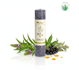 MyAloe.ch

Die Allgäuer Heilkräuterkerze „Schutz“ ist eine von Hand gegossene Kerze aus rein pflanzlichem Stearin, die dazu dient, Schutz und Abgrenzung vor äußeren Einflüssen zu fördern. Sie enthält Inhaltsstoffe wie Heilziest, eine alte Schutzpflanze, sowie die Kraft des Holunders, der oft als Schwellen- und Schutzbaum dient, und den Beifuss als starkes Schutzkraut, um Unterstützung bei Neuanfängen und Veränderungen zu bieten. 

✨ Anwendungszwecke und Wirkung

✔️ Heilziest: Wird als alte Heil- und Schutzpflanze bezeichnet und ist eine der Hauptkomponenten der Kerze. 
✔️ Holunder: Bietet Kraft bei Neuanfängen und Veränderungen und gilt als Schutz- und Schwellenbaum. 
✔️ Beifuss: Wird als das älteste und stärkste Schutzkraut genannt und unterstützt den Schutz vor negativen Einflüssen. 

✨ Zweck:
Die Kerze hilft, einen feinen Schutz aufzubauen und sich von äußeren Einflüssen abzugrenzen.  Sie unterstützt bei allen Arten von Veränderungen und neuen Anfängen.