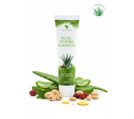 Aloe-Jojoba Shampoo - kräftigendes Shampoo mit Aloe Vera und Jojobaöl
 
ALOE-JOJOBA SHAMPOO
Endlich ein Shampoo, das Dein Haar gründlich reinigt, ohne es anzugreifen: Das freundliche Aloe-Jojoba Shampoo ist für den täglichen Gebrauch entwickelt und eignet sich für alle Haarzustände. Es pflegt, schützt und spendet Feuchtigkeit auf natürliche Weise und macht spröde Haare wieder geschmeidig.



Der leichte, frische Schaum des Shampoos befreit Haare schonend von Schmutz und Rückständen und unterstützt gleichzeitig die sensible Kopfhaut. Das tiefenreinigende Shampoo auf Basis von wertvoller Aloe Vera ist frei von Sulfaten und daher für die ganze Familie geeignet.



Haare Waschen wird jetzt zum Erlebnis
Widerspenstiges Haar, das sich nicht bändigen lässt, glanzlos bleibt und keine Form hat: Haare können unsere Laune am Morgen ganz schön drücken, wenn sie nicht mitspielen. Doch das muss nicht sein. Wir haben für dich das Aloe-Jojoba Shampoo entwickelt, das für eine tiefe Reinigung und gleichzeitig reichhaltige Pflege bis in die Haarspitzen sorgt. Rundest Du Deine morgendliche Haarpflege-Routine mit dem Aloe-Jojoba Conditioner ab, startest nicht nur Du frisch und gut gelaunt in den Tag, sondern auch Deine Haare.

Das Aloe-Jojoba Shampoo enthält reines Aloe-Vera- Gel und haarkräftigendes Jojobaöl. Erfrischende Aromen tropischer Früchte liefern Dir ein Dufterlebnis der ganz verführerischen Art. Eine Kombination aus Arganöl, Vitamin B5 und Hagebuttenöl halten das Haar geschmeidig und versorgen es mit Feuchtigkeit.

Diese Inhaltsstoffe des Aloe-Jojoba Shampoos versorgen Dein Haar rundum mit wertvollen Nährstoffen, Fettsäuren und Antioxidantien und halten es weich und geschmeidig.



40% reines Aloe-Vera-Gel
es macht das Haar geschmeidig und leicht kämmbar
es eignet sich für alle Haartypen
es schäumt natürlich auf
es eignet sich für Vegetarier und Veganer
es ist sanft zur Kopfhaut
es verleiht Fülle, Glanz und Geschmeidigkeit