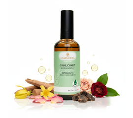 Sinnlichkeit Raumspray - Reine Liebesenergie für Herz & Seele


Das Sinnlichkeit Raumspray BIO ist mehr als nur ein Duft – es ist eine Einladung zu liebevollen Momenten, Nähe und Harmonie. Die edle Komposition aus 100 % naturreinen ätherischen Ölen von Sandelholz, Ylang Ylang, Rose, Benzoe und weiteren erlesenen Essenzen umhüllt Dich zart und verströmt eine Atmosphäre von Wärme, Geborgenheit und Sinnlichkeit.

Ob im Wohnzimmer, Schlafzimmer, SPA oder Therapieraum – dieses Raumspray schafft eine einzigartige, liebevolle Stimmung und verwandelt jeden Raum in eine Oase voller Zärtlichkeit und Herzöffnung.


✅ 4 Schlüsselvorteile auf einen Blick
✔️ 100 % naturrein & BIO – ohne synthetische Zusätze, vegan & tierversuchsfrei
✔️ Aphrodisierend & beflügelnd – steigert die Sinnlichkeit, fördert Nähe & Geborgenheit
✔️ Tradition & Luxus vereint – mit den Königinnen der Düfte: Rose, Sandelholz & Ylang Ylang
✔️ Handabgefüllt in der Schweiz – nachhaltige Glasflaschen in 100 ml, 500 ml oder 1'000 ml