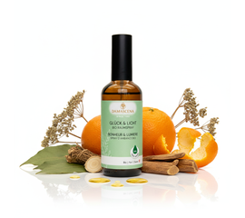 Glück & Licht Raumspray – Natürliches Wohlgefühl in jedem Sprühstoss


Hol Dir mehr Leichtigkeit und Freude in Dein Leben – mit dem Glück & Licht Raumspray aus 100 % naturreinen ätherischen Bio-Ölen. Die harmonische Duftkomposition aus Patchouli, Orange süss, Angelikawurzel, Linaloeholz und Weiteren wirkt aufmunternd, klärend und stärkend – ein wahrer Lichtbringer für Deinen Alltag.

Ob zu Hause, im Büro oder im Wellnessbereich – mit nur wenigen Sprühstössen schaffst Du eine Atmosphäre von Harmonie, innerer Klarheit und positiver Energie. Perfekt auch für energetische Raumreinigungen oder als Begleiter für Meditation und Achtsamkeit.