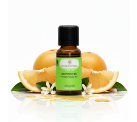 Grapefruit BIO - Lebensfreude pur in einem Tropfen


Sonniger Duft für Leichtigkeit, Vitalität & innere Balance
Mit ihrem fruchtig-frischen, bittersüssen Aroma bringt die ätherische Grapefruit BIO das Gefühl eines endlosen Sommertags direkt in Dein Zuhause. Das naturreine Öl aus den Schalen sonnengereifter Grapefruits belebt Körper und Geist, fördert die Durchblutung sowie den Hautstoffwechsel – und zaubert sofort ein Lächeln ins Gesicht. Ob als frischer Kick am Morgen oder als sanfte Stimmungsaufhellung im Alltag: Grapefruitöl ist dein Duft für neue Energie, Leichtigkeit und Lebenslust.

Das ätherische Grapefruitöl BIO (Citrus paradisi) wird durch schonende Kaltpressung der Schalen gewonnen. Es enthält hochwirksame Pflanzenstoffe, die Lymphfluss, Fettstoffwechsel und Hautregeneration anregen – ideal zur Unterstützung bei Entgiftungskuren, zur Anwendung in natürlicher Körperpflege oder als Aromatherapie-Duft für neue Frische im Kopf.

Gleichzeitig wirkt Grapefruitöl positiv auf die Psyche: Es lockert emotionale Blockaden, bringt starre Gedankenmuster in Bewegung und fördert ein Gefühl von Optimismus und innerer Leichtigkeit.



✅ Deine Vorteile
✔️ 100 % naturreines ätherisches Öl in kontrollierter BIO-Qualität
✔️ Aktiviert Lymphsystem, Hautstoffwechsel & Fettverbrennung
✔️ Stimmungsaufhellend, konzentrationsfördernd & erfrischend
✔️ Perfekt für Aromatherapie, Massageöle & DIY-Raumsprays
✔️ Handabgefüllt in der Schweiz, vegan & tierversuchsfrei
✔️ Erhältlich als Grapefruit weiss oder pink – beide paradiesisch!