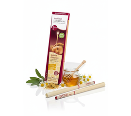 Traditional Ohrkerzen mit dem magischen Duft von Honig, Salbei und Kamille


Die Biosun Ohrkerzen Traditional duften entspannend nach Honig, Salbei und Kamille. Sie werden nach alter Tradition aus Baumwolle und Bienenwachs in liebevoller Handarbeit hergestellt.
Die traditional Aroma-Essenz entführt Sie mit dem magischen Duft in eine tiefe Entspannung. Die Kombination hochwertiger, natürlicher Aromen schenkt neue Kraft und lässt Sie ein großartiges Wohlbefinden spüren.

Auf einfache und natürliche Weise führt dieses Ritual zu einer ganzheitlichen Entspannung für Körper, Geist und Seele. Wärme, wohlige Düfte, sanfte Klänge sowie das leise Knistern der Ohrkerzen-Flamme führen zu einem Dreiklang der Sinne. Diejenigen, die das Earcandling geniessen, gleiten langsam in einen tiefen Entspannungszustand.



✅ Details zu den Biosun Ohrenkerzen
Brenndauer: 10-12 Minuten je Ohrenkerze
Länge: ca. 22 cm
Lagerung: Trocken und kühl
Inhalt: 2 Paare (4 Stück)