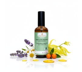 Calm & Serenity Room Spray - Rilassarsi e lasciarsi andare in modo naturale

Il Calm & Serenity Room Spray è una composizione di fragranze rilassanti a base di oli essenziali naturali puri al 100% che armonizza corpo, mente e anima.

Con note delicate di lavanda, camomilla, neroli e ylang ylang, questa raffinata fragranza crea un'atmosfera di calma, relax ed equilibrio interiore Dopo una giornata stressante, prima di andare a letto o semplicemente per lasciarsi andare alla quotidianità, questo spray naturale per ambienti trasforma qualsiasi stanza in un'oasi di serenità.

Gli ingredienti puramente vegetali provengono da coltivazioni biologiche controllate o da raccolte selvatiche sostenibili e sono accuratamente imbottigliati a mano in Svizzera. Senza additivi sintetici, test sugli animali e fragranze artificiali, per un benessere puro nella sua forma più naturale.

✨ Benefici chiave ¹⁾
✔️ Promuove calma e serenità - armonizza le emozioni e calma il sistema nervoso
✔️ Naturale e vegano - oli essenziali naturali puri al 100% senza additivi sintetici
✔️ Effetto rapido - bastano pochi spruzzi, per rilassarsi sensibilmente
✔️ Uso versatile - ideale per soggiorni, camere da letto, uffici o studi di yoga