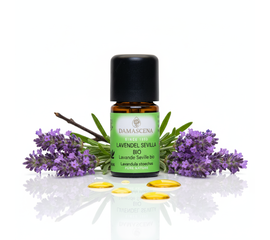 Lavanda di Siviglia BIO 5ml - Energia, chiarezza ed equilibrio dalla Spagna


La Lavanda Sevilla BIO - nota anche come Romero Santo ("rosmarino santo") - è un tipo eccezionale di lavanda che rivitalizza il corpo e la mente in modo unico. La sua fragranza è pungentemente erbacea e fresca, con un sentore di potere curativo mediterraneo che richiama immediatamente alla mente il sole, le erbe e la respirazione libera.

In contrasto con la lavanda fine e floreale, la Lavanda di Siviglia dispiega il suo potente effetto grazie al suo elevato contenuto di chetoni monoterpeni (circa l'80%) - questo la rende un forte compagno nella stagione fredda, specialmente per cola, tosse e muco bloccato

È un olio di chiarità, apertura interiore ed equilibrio - per chiunque cerchi più energia e leggerezza nella vita di tutti i giorni.

La Lavanda di Siviglia BIO è un olio pieno di energia che libera il corpo e l'anima - un potente olio di piante medicinali del sud che aiuta a raggiungere chiarezza, leggerezza ed equilibrio interiore.



✅ 4 benefici chiave in sintesi
100% puro e certificato biologico - da raccolta selvatica controllata in Portogallo e Spagna, riempito a mano in Svizzera.
Promuove la respirazione - espettorante, apre e allevia raffreddori, tosse e bronchiti.
Stimolante e riequilibrante - rafforza l'energia vitale, attiva il corpo e la mente.
Uso versatile - ideale per l'aromaterapia, la cura delle ferite, i massaggi e la profumazione degli ambienti.