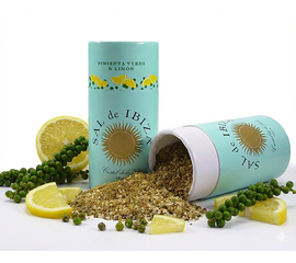 SAL de IBIZA Granito Pimienta Verde & Limón
myaloe.ch

Sale marino premium con pepe verde e limone di Ibiza
Fresche note agrumate. Delicata piccantezza del pepe. Purezza mediterranea.
SAL de IBIZA Granito Pimienta Verde & Limón è una miscela di sale aromatico gourmet composta da sale marino naturale di Ibiza, combinato con pepe verde e limone. Il connubio equilibrato tra la sapidità minerale del sale, la freschezza della scorza di agrumi e il delicato piccante del pepe porta leggerezza e un tocco mediterraneo in cucina: chiaro, raffinato e versatile.

La base è costituita dal sale marino non raffinato Granito, estratto nella riserva naturale protetta Parque Natural de Ses Salines d’Eivissa (patrimonio mondiale dell'UNESCO) Il sale viene essiccato tradizionalmente al sole e al vento, macinato delicatamente e poi raffinato con spezie selezionate, senza antiagglomeranti, senza additivi, senza conservanti

Il risultato è un sale aromatico funzionale che convince sia in cucina che come tocco finale: aromatico, dosabile con precisione e visivamente discreto.



⭐ 4 vantaggi chiave di SAL de IBIZA Granito Pimienta Verde & Limón
✔️ Freschezza e sapidità in equilibrio
La scorza e l'olio di limone garantiscono una freschezza cristallina, mentre il pepe verde conferisce un gusto piccante delicato ed elegante, senza prevalere sugli altri sapori.

✔️ Sale marino naturale al 100% proveniente da Ibiza
Non raffinato, essiccato al sole e macinato in mulini a pietra, privo di additivi.

✔️ Versatile in cucina
Adatto a piatti caldi e freddi, marinate, salse e ricette mediterranee.

✔️ Pratico spargitore per un dosaggio preciso
Contenitore decorativo con finestra trasparente, ideale per la cucina e la tavola.

SAL de IBIZA Granito Pimienta Verde & Limón è sinonimo di aromi chiari, selezione consapevole e gioia di vivere mediterranea Ogni pizzico ricorda il sole, il mare e la semplicità, per chi apprezza il buon cibo e desidera utilizzare il gusto in modo mirato, senza esagerare.