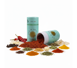 SAL de IBIZA Granito Smokey BBQ – Spezia affumicata dal carattere mediterraneo
myaloe.ch

Affumicato. Speziato. Versatile.
SAL de IBIZA Granito Smokey BBQ è un sale aromatico a base di sale marino naturale di Ibiza, arricchito con paprika affumicata, spezie selezionate e una delicata nota piccante. La sua composizione porta in cucina autentici aromi barbecue: chiari, equilibrati e versatili, anche al di fuori delle classiche grigliate.

La base è costituita dal sale marino Granito non raffinato, estratto nella riserva naturale protetta Parque Natural de Ses Salines d’Eivissa (patrimonio mondiale dell'UNESCO). Il sale viene essiccato esclusivamente al sole e al vento, macinato delicatamente e poi combinato con una miscela di spezie affumicate, senza antiagglomeranti, senza additivi, senza conservanti Il risultato è un sale aromatico funzionale con profondità e carattere, ideale per una cucina consapevole con un accento affumicato.



⭐ 4 vantaggi chiave di SAL de IBIZA Granito Smokey BBQ
✔️ Autentico aroma affumicato senza barbecue Paprika affumicata e spezie selezionate conferiscono una nota affumicata chiara, equilibrata e non dominante.

✔️ Sale marino naturale di Ibiza Non raffinato, essiccato al sole e ricco di minerali, estratto in un'area naturale protetta dall'UNESCO.

✔️ Versatile Adatto per verdure, carne, grigliate, marinate, piatti al forno e cucina vegetariana creativa.

✔️ Pratico spargitore per un dosaggio preciso Contenitore decorativo con finestra trasparente, ideale per la cucina, il barbecue e la tavola.