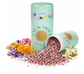 SAL de IBIZA Granito con Flores – Sale marino mediterraneo con fiori per un tocco raffinato
myaloe.ch

SAL de IBIZA Granito con Flores è un sale marino naturale di media granulometria, arricchito con petali selezionati di rose, fiordalisi, calendule e fiori d'arancio
La combinazione di puro sale marino di Ibiza e fiori colorati crea un sale aromatico e decorativo di alta qualità per la cucina creativa, ideale per chi apprezza sia il gusto che la presentazione.

Il sale viene raccolto a mano nella riserva naturale protetta "Parque Natural de Ses Salines d'Eivissa", essiccato esclusivamente al sole e al vento e poi macinato delicatamente. È privo di additivi, antiagglomeranti o conservanti

​

⭐ 4 vantaggi chiave di SAL de IBIZA Granito con Flores
✔️ Sale marino naturale al 100%
Non raffinato, senza additivi: puro sapore di sale da Ibiza.

✔️ Nobile miscela di fiori per accenti visivi
Fiori di rosa, fiordaliso, calendula e fiori d'arancio aggiungono colore ed eleganza al piatto.

✔️ Versatile
Ideale per insalate, formaggi freschi, mozzarella, piatti a base di verdure e dessert.

✔️ Origine con marchio di qualità
Ottenuto in un'area naturale protetta dall'UNESCO con una tradizione salina millenaria.



✨ Che cos'è "SAL de IBIZA Granito con Flores"?
Un sale marino di media granulometria con petali commestibili, utilizzato sia come sale aromatico che come sale decorativo. Combina la mineralità naturale con l'estetica mediterranea.