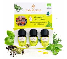 Aromaset zum Kochen – BIO Aromaöle für präzisen Geschmack
myaloe.ch
Gewürzmischung ★ Kardamom ★ Rosmarin – 100 % naturreine BIO Aromaöle
Das Aromaset zum Kochen vereint drei sorgfältig abgestimmte, 100 % naturreine BIO-Aromaöle, die speziell für den kulinarischen Einsatz entwickelt wurden. Die ausgewogene Gewürzmischung, aromatischer Kardamom und charakterstarker Rosmarin ermöglichen es, Speisen gezielt, sauber und reproduzierbar zu aromatisieren – ohne Mahlen, Hacken oder Frischeverlust.

Dank der hohen Konzentration reichen wenige Tropfen, um Gerichten Tiefe, Frische und Würze zu verleihen. Ideal für ambitionierte Hobbyköchinnen, kreative Küchenprofis und alle, die Geschmack bewusst und kontrolliert einsetzen möchten.



❓Was ist das Aroma Set „zum Kochen“?
Ein Set aus drei biologisch zertifizierten, ätherischen BIO-Aromaölen (Gewürzmischung, Kardamom, Rosmarin) zur Aromatisierung von Speisen und Getränken.



❓Wofür eignet sich das Aromaset?
Für herzhafte und süsse Küche, mediterrane Gerichte, Ofen- & Pfannengerichte, Saucen, Desserts sowie Getränke, bei denen präzise Dosierung und intensiver Geschmack gefragt sind.



❓Wie wendet man die Aromaöle an?
Ausschliesslich tropfenweise und sparsam. Idealerweise vorverdünnt in Fett, Sirup oder Alkohol und erst danach ins Gericht einarbeiten.

Dieses Aromaset ist für Menschen, die Geschmack bewusst gestalten möchten. Für alle, die Natürlichkeit, Kontrolle und Genuss verbinden – vom schnellen Alltagsgericht bis zur kreativen Signature-Kreation.



✅ 4 Schlüsselvorteile des Aromasets zum Kochen
Hochkonzentrierte Aromakraft – ein Tropfen genügt.
Kulinarische Präzision – reproduzierbare Ergebnisse ohne Aromaschwankungen.
100 % naturrein & BIO – ohne Zusatzstoffe, vegan, glutenfrei.
Schweizer Handabfüllung – hohe Frische, kurze Wege.