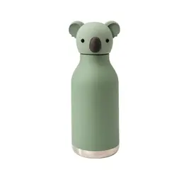 Asobu Bestie FIN der Koala-Bär – Kinder Thermosflasche mit Strohhalm (460 ml)
myAloe.ch

Sanft ✵ verspielt ✵ verlässlich – mit FIN wird Trinken zum Lieblingsritual.
Die Asobu Bestie FIN der Koala-Bär ist weit mehr als eine Kindertrinkflasche – sie ist ein treuer Begleiter für Kindergarten, Schule und Abenteuer. Der niedliche, abnehmbare Koala-Silikonkopf schafft emotionale Bindung und motiviert Kinder spielerisch zu regelmässigem Trinken.

Gefertigt aus doppelwandigem Edelstahl mit hochwertiger Vakuumisolierung hält FIN Getränke bis zu 24 Stunden kalt oder 12 Stunden warm. Die SoftTouch-Oberfläche sorgt für sicheren Halt in kleinen Kinderhänden. Selbstverständlich ist die Flasche BPA-frei, bleifrei und schadstofffrei – für maximale Sicherheit im Alltag.

Willkommen im Bestie Universe – wo Funktionalität auf Persönlichkeit trifft.