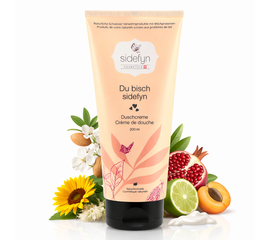 idefyn Duschcreme „Du bisch sidefyn“ – Naturkosmetik für seidenfeine Haut


Sanfte Duschcreme mit Molkeproteinen & natürlichen Pflegeölen · 200 ml


Manchmal braucht es nur einen Moment unter der Dusche, um Körper und Geist wieder in Balance zu bringen.
Die Sidefyn Duschcreme „Du bisch sidefyn“ verbindet natürliche Hautpflege mit einem frischen, harmonischen Duscherlebnis. Die milde Naturkosmetik-Formel mit Molkeproteinen, pflanzlichen Pflegeölen und natürlichen ätherischen Ölen reinigt besonders sanft und hilft, die natürliche Hautbalance zu bewahren.

Der spritzig-frische Duft aus Granatapfel, Zitrusfrüchten und sonniger Aprikose belebt die Sinne und macht jede Dusche zu einem kleinen Wohlfühlmoment. Gleichzeitig pflegt die reichhaltige Rezeptur die Haut intensiv, schützt vor Austrocknung und hinterlässt ein zartes, geschmeidiges Hautgefühl.

Der Name „Du bisch sidefyn“ stammt aus dem Berner Dialekt und bedeutet sinngemäss „Du bist kostbar und liebenswert“. Gleichzeitig steht „Sidefyn“ für seidenfeine Haut – genau das Ziel dieser sanften Naturkosmetikpflege.

Ideal für die tägliche Anwendung sowie für empfindliche und anspruchsvolle Haut.



✨ Wenn Duschen die Haut austrocknet 
⚡Viele herkömmliche Duschgels reinigen zwar intensiv, können jedoch die natürliche Hautbarriere beeinträchtigen.

➡️ Gerade empfindliche oder trockene Haut reagiert häufig mit Spannungsgefühl oder Trockenheit. Aggressive Tenside oder synthetische Duftstoffe können die Haut zusätzlich belasten.

✔️ Die Sidefyn Duschcreme „Du bisch sidefyn“ setzt auf eine sanfte Naturkosmetik-Formel mit pflanzlichen Tensiden, pflegenden Ölen und wertvollen Molkeproteinen. Sie reinigt mild, unterstützt die Hautregeneration und sorgt gleichzeitig für ein erfrischendes und entspannendes Duscherlebnis.