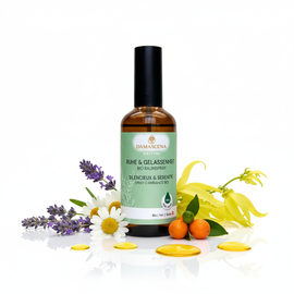 Calm & Serenity Room Spray - Rilassarsi e lasciarsi andare in modo naturale

Il Calm & Serenity Room Spray è una composizione di fragranze rilassanti a base di oli essenziali naturali puri al 100% che armonizza corpo, mente e anima.

Con note delicate di lavanda, camomilla, neroli e ylang ylang, questa raffinata fragranza crea un'atmosfera di calma, relax ed equilibrio interiore Dopo una giornata stressante, prima di andare a letto o semplicemente per lasciarsi andare alla quotidianità, questo spray naturale per ambienti trasforma qualsiasi stanza in un'oasi di serenità.

Gli ingredienti puramente vegetali provengono da coltivazioni biologiche controllate o da raccolte selvatiche sostenibili e sono accuratamente imbottigliati a mano in Svizzera. Senza additivi sintetici, test sugli animali e fragranze artificiali, per un benessere puro nella sua forma più naturale.

✨ Benefici chiave ¹⁾
✔️ Promuove calma e serenità - armonizza le emozioni e calma il sistema nervoso
✔️ Naturale e vegano - oli essenziali naturali puri al 100% senza additivi sintetici
✔️ Effetto rapido - bastano pochi spruzzi, per rilassarsi sensibilmente
✔️ Uso versatile - ideale per soggiorni, camere da letto, uffici o studi di yoga