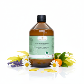 Calm & Serenity Room Spray - Rilassarsi e lasciarsi andare in modo naturale

Il Calm & Serenity Room Spray è una composizione di fragranze rilassanti a base di oli essenziali naturali puri al 100% che armonizza corpo, mente e anima.

Con note delicate di lavanda, camomilla, neroli e ylang ylang, questa raffinata fragranza crea un'atmosfera di calma, relax ed equilibrio interiore Dopo una giornata stressante, prima di andare a letto o semplicemente per lasciarsi andare alla quotidianità, questo spray naturale per ambienti trasforma qualsiasi stanza in un'oasi di serenità.

Gli ingredienti puramente vegetali provengono da coltivazioni biologiche controllate o da raccolte selvatiche sostenibili e sono accuratamente imbottigliati a mano in Svizzera. Senza additivi sintetici, test sugli animali e fragranze artificiali, per un benessere puro nella sua forma più naturale.

✨ Benefici chiave ¹⁾
✔️ Promuove calma e serenità - armonizza le emozioni e calma il sistema nervoso
✔️ Naturale e vegano - oli essenziali naturali puri al 100% senza additivi sintetici
✔️ Effetto rapido - bastano pochi spruzzi, per rilassarsi sensibilmente
✔️ Uso versatile - ideale per soggiorni, camere da letto, uffici o studi di yoga