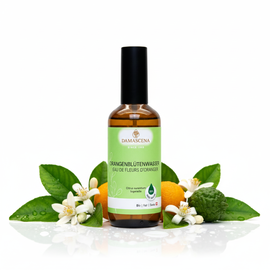 Eau florale d'oranger BIO – une harmonie apaisante pour la peau et l'esprit


L'eau florale d'oranger BIO (Citrus aurantium amara) est un hydrolat particulièrement fin et 100 % naturel issu des fleurs d'oranger amer. Elle est obtenue grâce à un procédé de raffinage spécialement développé et doux lors de la distillation à la vapeur d'eau, ce qui permet de préserver l'équilibre naturel des précieux principes actifs végétaux.

Dans les soins de la peau, l'eau de fleur d'oranger a un effet apaisant, hydratant et affinant les pores En même temps, elle déploie sur le plan émotionnel un effet harmonisant et stimulant, particulièrement apprécié dans les moments de stress, d'agitation intérieure ou de tension émotionnelle. Idéale comme tonique pour le visage, spray pour le corps ou comme accompagnement doux pour des rituels apaisants du soir.