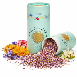 SAL de IBIZA Granito con Flores – Sel marin méditerranéen aux fleurs pour des accents raffinés
myaloe.ch

SAL de IBIZA Granito con Flores est un sel marin naturel, de grain moyen, enrichi de pétales sélectionnés de roses, de bleuets, de soucis et de fleurs d'oranger
La combinaison du sel marin pur d'Ibiza et des fleurs colorées crée un sel d'assaisonnement et de décoration de haute qualité pour une cuisine créative, idéal pour tous ceux qui apprécient autant le goût que la présentation.

Le sel est récolté à la main dans la réserve naturelle protégée « Parque Natural de Ses Salines d'Eivissa », séché exclusivement au soleil et au vent, puis moulu avec soin. Il est exempt d'additifs, d'agents anti-agglomérants ou de conservateurs

​

⭐ 4 avantages clés de SAL de IBIZA Granito con Flores
✔️ Sel marin 100 % naturel
Non raffiné, sans additifs – le goût pur du sel d'Ibiza.

✔️ Mélange raffiné de fleurs pour un effet visuel
Les pétales de rose, de bleuet, de souci et de fleur d'oranger apportent couleur et élégance à vos assiettes.

✔️ Utilisation polyvalente
Idéal pour les salades, le fromage frais, la mozzarella, les plats à base de légumes et les desserts.

✔️ Origine avec label de qualité
Récolté dans une réserve naturelle protégée par l'UNESCO, avec une tradition saline millénaire.