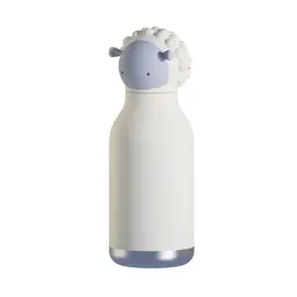 Asobu Bestie BRIE das Schaf – Kinder Thermosflasche mit Strohhalm (460 ml)
myAloe.ch

Sanft ✵ Verspielt ✵ Verlässlich ✵ Trinken wird mit BRIE zum Lieblingsritual
Die Asobu Bestie Trinkflasche BRIE das Schaf verbindet liebevolles Design mit durchdachter Funktionalität. Der weiche, abnehmbare Silikonkopf im Schaf-Design macht jede Trinkpause zu einem kleinen Wohlfühlmoment und motiviert Kinder ganz natürlich, regelmässig zu trinken.

Ob im Kindergarten, in der Schule oder unterwegs mit der Familie: BRIE hält Getränke bis zu 24 Stunden kalt oder 12 Stunden warm, ist auslaufsicher, robust und frei von Schadstoffen. Eine nachhaltige Kindertrinkflasche, die Eltern überzeugt – und Kinder lieben.

Willkommen im Bestie Universe, wo Funktionalität auf Persönlichkeit trifft.