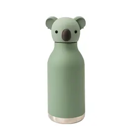 Asobu Bestie FIN der Koala-Bär – Kinder Thermosflasche mit Strohhalm (460 ml)
myAloe.ch

Sanft ✵ verspielt ✵ verlässlich – mit FIN wird Trinken zum Lieblingsritual.
Die Asobu Bestie FIN der Koala-Bär ist weit mehr als eine Kindertrinkflasche – sie ist ein treuer Begleiter für Kindergarten, Schule und Abenteuer. Der niedliche, abnehmbare Koala-Silikonkopf schafft emotionale Bindung und motiviert Kinder spielerisch zu regelmässigem Trinken.

Gefertigt aus doppelwandigem Edelstahl mit hochwertiger Vakuumisolierung hält FIN Getränke bis zu 24 Stunden kalt oder 12 Stunden warm. Die SoftTouch-Oberfläche sorgt für sicheren Halt in kleinen Kinderhänden. Selbstverständlich ist die Flasche BPA-frei, bleifrei und schadstofffrei – für maximale Sicherheit im Alltag.

Willkommen im Bestie Universe – wo Funktionalität auf Persönlichkeit trifft.