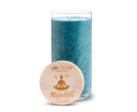 Allgäuer Heilkräuter-Kerze im Glas – Serie Achtsamkeit "Mitgefühl"


Sie ist eine der schönsten Formen, achtsam durch den Tag zu gehen.

Indem wir uns selbst achtsam begegnen und unsere Gefühle und Gedanken wahrnehmen, werden wir weicher und mitfühlender.

So können wir uns auch leichter in andere hineinversetzen, ihnen mit dem Herzen zuhören und verständnisvoll und freundlich mit ihnen sein. Statt mitzuleiden, unterstützen wir sie auf diese Weise viel wirkungsvoller.

Wir sind mehr ,,Mensch"

Mitgefühl führt von der Starre in tätige Nächstenliebe. Wir sehen, wer und was jetzt unsere Hilfe braucht - egal ob Menschen, Tiere oder ein Umweltschutzprojekt und wir beginnen, dem grossen Ganzen zu dienen.



Einladung: 

Lass das Licht der Kerze in Dein Herz strahlen, spüre die Wärme, die es durchströmt.
Räume dem Mitgefühl einen festen Platz im Tagesablauf ein, z.B. mit einem kleinen Ritual vor dem Schlafengehen:
Zünde ein Licht an und halte einen Moment inne 


Dehne dieses wohlige Gefühl um Deinen Platz herum aus und weiter um Deinen Ort, Dein Land und Deinen Kontinent, bis Du schliesslich die Welt damit umarmst.