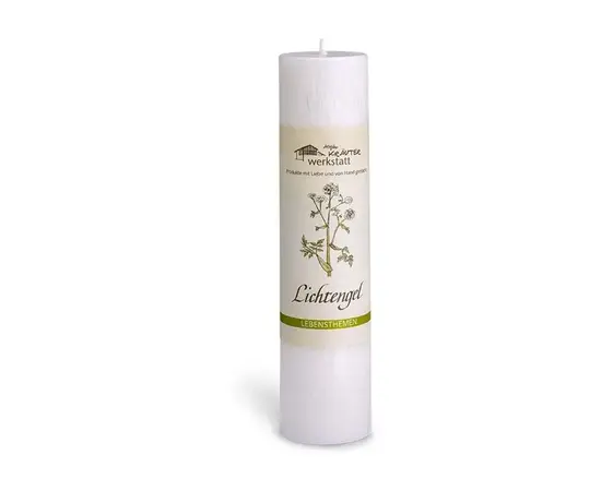 MyAloe.ch - Die Allgäuer Heilkräuterkerze Lichtengel ist eine handgefertigte Kerze aus 100% pflanzlichem Stearin, die mit der Energie von Lärche und Engelwurz, ätherischen Ölen und Blütenessenzen informiert ist, um eine Verbindung zum inneren Licht und Wärme in Räumen zu fördern. Diese Naturkerze soll in herausfordernden Zeiten unterstützen und eine liebevolle Atmosphäre schaffen, wobei ihr natürlicher Duft subtil ist und sich nicht wie bei Duftkerzen intensiviert. 

Inhaltsstoffe

Material: 
Sie besteht zu 100% aus pflanzlichem Stearin und einer Mischung aus Pflanzen- oder Harzauszügen, Heilkräuteressenzen, ätherischen Ölen und Tinkturen. 

Kräuter: 
Die Inhaltsstoffe stammen überwiegend aus eigenem Anbau oder aus kontrolliert biologischer Wildsammlung. 

Themenbezogenheit: 
Jede Kerze ist auf ein bestimmtes Lebensthema abgestimmt und mit einer Blütenessenz informiert. 

Wirkung und Anwendung
Symbolik der Engelwurz und Lärche: Die Engelwurz als große Heil- und Lichtpflanze und die Lärche als Lichtbaum sollen helfen, sich dem inneren Licht zu öffnen. 

Unterstützung in schwierigen Zeiten: Die Kerze soll eine Verbindung zum eigenen inneren Licht fördern und liebevolle Wärme in die Aura und Räume bringen. 

Keine klassische Duftkerze: Obwohl sie ätherische Öle enthält, ist das Aroma subtil und intensiviert sich beim Abbrennen nicht stark.