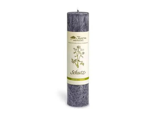 MyAloe.ch

Die Allgäuer Heilkräuterkerze „Schutz“ ist eine von Hand gegossene Kerze aus rein pflanzlichem Stearin, die dazu dient, Schutz und Abgrenzung vor äußeren Einflüssen zu fördern. Sie enthält Inhaltsstoffe wie Heilziest, eine alte Schutzpflanze, sowie die Kraft des Holunders, der oft als Schwellen- und Schutzbaum dient, und den Beifuss als starkes Schutzkraut, um Unterstützung bei Neuanfängen und Veränderungen zu bieten. 

✨ Anwendungszwecke und Wirkung

✔️ Heilziest: Wird als alte Heil- und Schutzpflanze bezeichnet und ist eine der Hauptkomponenten der Kerze. 
✔️ Holunder: Bietet Kraft bei Neuanfängen und Veränderungen und gilt als Schutz- und Schwellenbaum. 
✔️ Beifuss: Wird als das älteste und stärkste Schutzkraut genannt und unterstützt den Schutz vor negativen Einflüssen. 

✨ Zweck:
Die Kerze hilft, einen feinen Schutz aufzubauen und sich von äußeren Einflüssen abzugrenzen.  Sie unterstützt bei allen Arten von Veränderungen und neuen Anfängen.