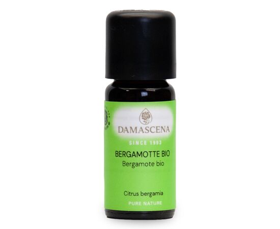 Bergamotte BIO Öl 10ml – Stimmungsaufheller & Duftklassiker

Bergamottenöl ist stimmungsaufhellend, es bringt Licht ins Dunkel. Mit seinem angenehmen und frischen Duft hat es eine beruhigenden und gleichzeitig stimulierende Wirkung. Es kann somit Stimmungsschwankungen ausgleichen und bringt emotional in die Mitte. Seine angstlösenden Eigenschaften wurden von Professor Rovesti/Mailand wissenschaftlich belegt.

Die zarten, weissen Blüten verströmen einen betörenden Duft. Für das Öl werden die Schalen der Früchte verwendet. Bekannt ist das Aroma der Bergamotte durch seine Verwendung im Earl Grey Tea und seine leichte und frische Duftqualität wird besonders in der Parfümherstellung geschätzt.

Bergamotte – Glücklich machendes Öl

Ähnlich geformt wie die Orange, gelb leuchtend wie die Zitrone zeigt sich die reife Bergamotte. Ihr lebhaft-warmer Duft bringt den Süden Italiens mit sich und damit eine Brise Lebensfreude. Wie der Lavendel gilt die Bergamotte als Allrounderin für seelisches Gleichgewicht. Ihre stimmungsaufhellende und ausgleichende Wirkung ist in etlichen Studien nachgewiesen. Besonders wirkungsvoll zeigt sie sich bei hormonellen Schwankungen und ist deshalb ein treues „Helferli“, um Frauenthemen wie etwa PMS entgegenzuwirken.

Aber auch ihre stresslösende, harmonisierende Wirkung unterstützt bei psychischem Ungleichgewicht, bei Ängsten oder in Stresssituationen