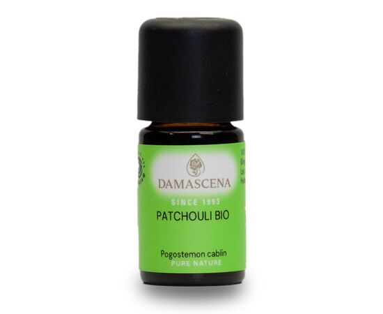 Patchouli BIO 5ml – Erdend, sinnlich & hautpflegend


Patchouliöl ist ein kraftvoller Begleiter für Körper und Seele. Der exotisch-erdige Duft wirkt beruhigend, sinnlich und ausgleichend – ideal bei innerer Unruhe, Stress oder zur Unterstützung in der Meditation. In der Hautpflege überzeugt es mit regenerierenden, klärenden Eigenschaften und ist besonders beliebt bei reifer oder unreiner Haut.

Sein tiefgründiges Aroma macht Patchouliöl zu einem geschätzten Bestandteil in der Naturparfümerie und Aromatherapie. Es bringt uns in Kontakt mit uns selbst, erdet und fördert das emotionale Gleichgewicht. Besonders in Zeiten von Überforderung oder Nervosität kann es helfen, wieder zu innerer Ruhe zu finden. Patchouli BIO entspannt, beruhigt und lässt Zufriedenheit wachsen. Es regt die Kreativität an uns ist ein wunderbares Öl für die Meditation.

✔️ Patchouli mischt sich gut mit Champaca, Jasmin, Jasmin Attar, Kardamom, Mandarine und Tonkabohne.

✔️ Für ein sinnlich, entspannendes Massageerlebnis mit Arganöl, Sandelholz und Rose mischen.

✔️ Gib 1–2 Tropfen Patchouliöl auf ein Taschentuch oder in einen Riechstift – ideal zur schnellen Entspannung bei Stresssituationen.