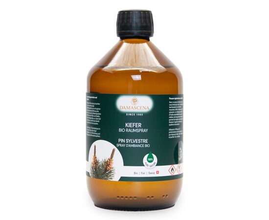 ⭐ Energetisch wirkende Inhaltsstoffe ¹⁾
Der Kiefer Raumspray enthält eine kraftvolle Synergie aus reinen ätherischen BIO-Ölen:

Kiefernadelöl BIO: belebend, kräftigend, befreiend für die Atemwege
Latschenkieferöl BIO: erfrischend, klärend, stärkend für die Lunge
Kardamomöl BIO: stimmungsaufhellend, harmonisierend, sanft zitrisch-frisch
Bergamottenöl BIO: wärmend, vitalisierend, fördert Konzentration
Lärchenöl BIO: regenerierend, stärkend, bringt Gelassenheit
Zedernöl BIO: erdend, beruhigend, schenkt innere Stabilität
❤️ Emotionale & körperliche Wirkung

Emotional:Der Duft vermittelt Ruhe, Geborgenheit und Erdung – perfekt für stressige Tage oder als Abendritual.
Körperlich:Unterstützt tiefe, freie Atmung, löst Verspannungen und fördert Erholung nach Anstrengung