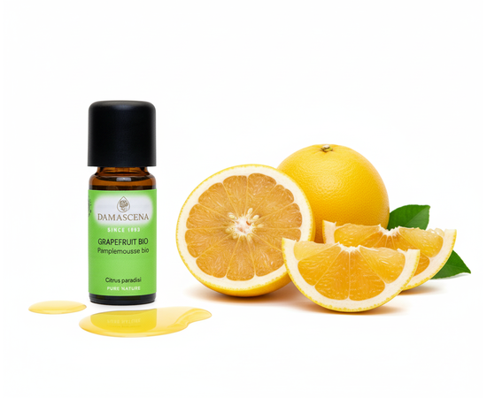 Grapefruit BIO - Lebensfreude pur in einem Tropfen


Sonniger Duft für Leichtigkeit, Vitalität & innere Balance
Mit ihrem fruchtig-frischen, bittersüssen Aroma bringt die ätherische Grapefruit BIO das Gefühl eines endlosen Sommertags direkt in Dein Zuhause. Das naturreine Öl aus den Schalen sonnengereifter Grapefruits belebt Körper und Geist, fördert die Durchblutung sowie den Hautstoffwechsel – und zaubert sofort ein Lächeln ins Gesicht. Ob als frischer Kick am Morgen oder als sanfte Stimmungsaufhellung im Alltag: Grapefruitöl ist dein Duft für neue Energie, Leichtigkeit und Lebenslust.

Das ätherische Grapefruitöl BIO (Citrus paradisi) wird durch schonende Kaltpressung der Schalen gewonnen. Es enthält hochwirksame Pflanzenstoffe, die Lymphfluss, Fettstoffwechsel und Hautregeneration anregen – ideal zur Unterstützung bei Entgiftungskuren, zur Anwendung in natürlicher Körperpflege oder als Aromatherapie-Duft für neue Frische im Kopf.

Gleichzeitig wirkt Grapefruitöl positiv auf die Psyche: Es lockert emotionale Blockaden, bringt starre Gedankenmuster in Bewegung und fördert ein Gefühl von Optimismus und innerer Leichtigkeit.



✅ Deine Vorteile
✔️ 100 % naturreines ätherisches Öl in kontrollierter BIO-Qualität
✔️ Aktiviert Lymphsystem, Hautstoffwechsel & Fettverbrennung
✔️ Stimmungsaufhellend, konzentrationsfördernd & erfrischend
✔️ Perfekt für Aromatherapie, Massageöle & DIY-Raumsprays
✔️ Handabgefüllt in der Schweiz, vegan & tierversuchsfrei
✔️ Erhältlich als Grapefruit weiss oder pink – beide paradiesisch!