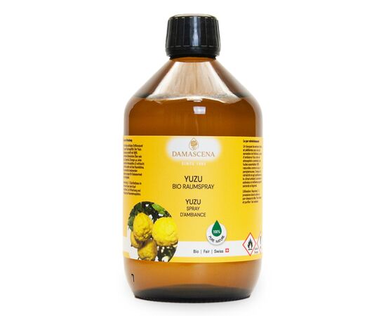 Ein fruchtig-spritziges Duftbouquet für pures Frischegefühl. Der Yuzu Raumspray schafft mit 100% naturreinen ätherischen Ölen wie Yuzu, Grapefruit, Orange u.a. eine freundliche Atmosphäre. Er erfrischt und wirkt positiv auf das Raumklima. Die sommerlich-belebenden Essenzen sorgen für Gelassenheit und Leichtigkeit.