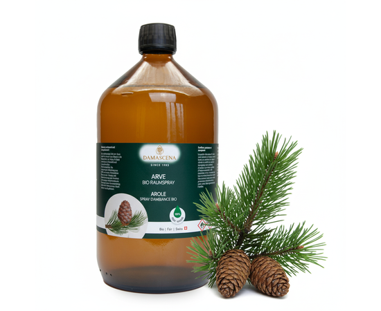 Arve Raumspray 1000ml – Frische Alpenluft für Dein Zuhause

Der Arve Raumspray BIO bringt die klare, reine Energie der Alpen direkt in Deine Räume. Mit seiner einzigartigen Duftkomposition aus 100 % naturreinen ätherischen Bio-Ölen von Arve, Orange und Zedernholz schafft er eine Atmosphäre von Reinheit, Schutz und Geborgenheit.

Der wohlbekannte, frisch-waldige Duft der Arve erinnert an Spaziergänge durch hochalpine Nadelwälder, klärt die Atemluft und wirkt zugleich energetisierend und beruhigend. Ob im Wohnzimmer, Schlafzimmer, Büro, Hotel, SPA oder in Praxisräumen – schon wenige Sprühstöße verwandeln deine Umgebung in eine Oase von Klarheit, Kraft und natürlichem Wohlbefinden.

Besonders beliebt ist der Arve Raumspray auch als Kopfkissen-Spray – für einen erholsamen, tiefen Schlaf.

⭐ Duftprofil & Duftwirkung
✔️ Duftprofil: frisch, waldig, harzig, leicht balsamisch
✔️ Duftwirkung (emotional): beruhigend, schützend, erdend – vermittelt Geborgenheit & Gelassenheit
✔️ Duftwirkung (körperlich): klärt die Atemwege, fördert tiefes Durchatmen, unterstützt Entspannung & Regeneration
✔️ Duftthema: Alpenfrische, Reinheit, Klarheit, Schutz, innere Balance