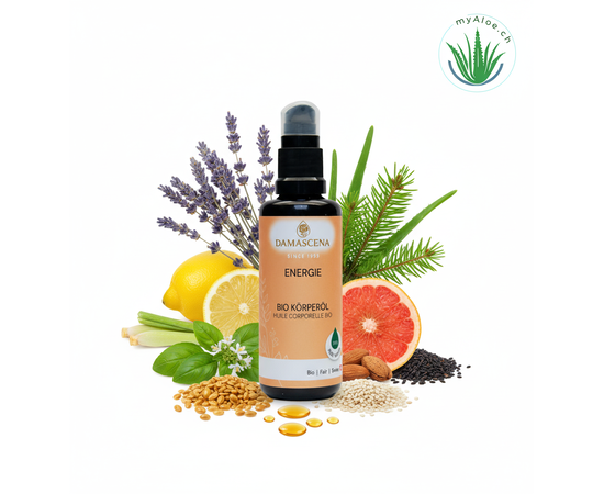 Energie Körperöl BIO 50ml - vitalisiert, erfrischt und klärt

✅ Dein Ritual für neue Lebenskraft
Gönn Dir einen Moment nur für Dich – spüre, wie Dein Geist klarer wird, Dein Körper neue Energie tankt und Deine Lebensfreude spürbar wächst. Mit jeder Massage schenkst Du Dir selbst bewusste Aufmerksamkeit und unterstützt den freien Fluss Deiner Lebensenergie. Finde zu Dir zurück – klar, wach und voller Leichtigkeit.


✅ Duftwirkung  – Frisch, zitrisch & klärend 
Der Duft des Energie Körperöls ist eine vitalisierende Komposition aus zitrischen und krautigen Noten. Bergamotte, Zitrone und Grapefruit sorgen für eine spritzige Frische, während Basilikum, Weisstanne und Lemongras klärend und ausgleichend wirken. Lavandin und Bergbohnenkraut runden den Duft mit einer sanft-kräuterigen Note ab. Das Ergebnis: ein erfrischendes Dufterlebnis, das Deine Sinne belebt und Deine Stimmung hebt.