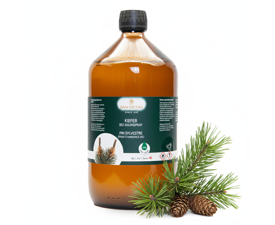 Kiefer Raumspray - Frische, Kraft & Waldatmosphäre für Dein Zuhause


Spüre die regenerierende Kraft des Waldes in jedem Atemzug.
Der Kiefer Raumspray BIO bringt die Energie des Waldes direkt in deine Räume. Die harmonische Duftkomposition aus 100 % naturreinen ätherischen BIO-Ölen von Kiefer, Latschenkiefer, Bergamotte, Lärche, Kardamom und Zeder wirkt vitalisierend, stärkend und erfrischend. Schon wenige Sprühstösse genügen, um die Luft zu reinigen, unangenehme Gerüche zu neutralisieren und ein Gefühl von Reinheit, Geborgenheit und Leichtigkeit zu schaffen.

Ob zu Hause, im Büro, Hotel, SPA oder in der Praxis – der frisch-harzige, waldige Duft erinnert an einen ausgiebigen Spaziergang im Wald und schenkt dir neue Energie, Balance und Wohlbefinden.
