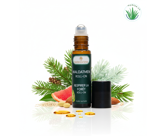 Waldatmen Roll-On BIO – Frische & Kraft der Natur für unterwegs

Der Waldatmen Roll-On BIO ist Deine praktische Aromatherapie für unterwegs. Die erfrischende und befreiende Mischung aus 100 % naturreinen ätherischen BIO-Ölen ausgewählter Nadelbäume schenkt Klarheit, Ruhe und neue Energie.

Ob im Büro, auf Reisen oder nach einem anstrengenden Tag – ein Auftrag auf Nacken, Handgelenk, Brustbein oder unter der Nase unterstützt die freie Atmung, klärt den Kopf und bringt Dich zurück in Deine innere Balance.

Die sanfte Roll-On-Textur auf Basis von wertvollen Pflanzenölen pflegt zudem die Haut und macht die Anwendung angenehm leicht und wohltuend.

✅ Duftprofil & Duftwirkung
Duftprofil: frisch, waldig, balsamisch, leicht zitrusfruchtig

Emotional: schenkt Ruhe & Vertrauen, stärkt Selbstbewusstsein, fördert innere Gelassenheit und Erdung

Körperlich: wohltuend für die Atemwege, klärend, erfrischend, belebt den Kreislauf und unterstützt das Immunsystem

Mit jedem Atemzug holst Du Dir die Kraft des Waldes direkt in Deinen Alltag. Der Waldatmen Roll-On bringt Ruhe in stressige Momente, schenkt Dir Gelassenheit und befreit Dich von innerem Druck – wie ein tiefer, klarer Atemzug mitten im Wald.