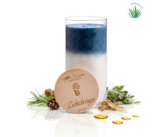 MyAloe.ch

Die Allgäuer Heilkräuter-Kerze im Glas – Serie Lichtbringer "Zeitgeist" ist eine limitierte Edition der Allgäuer Heilkräuter-Manufaktur. Sie ist eine handgefertigte, vegane Kerze aus pflanzlichem Stearin mit Heilkräutern wie Lärche, Engelwurz, Baldrian und Beifuß sowie ätherischen Ölen. Die Kerze ist in Nachtblau und Weiß gegossen und soll symbolisch bei der Transformation von negativen in positive Energien und Muster helfen, indem sie die Schwingungen der Heilkräuter und Öle freisetzt. 


✨ Heilkräuteressenzen und ätherische Öle: 
Die Kerze enthält Auszüge, ätherische Öle, Essenzen und Tinkturen Duftkomponenten  aus Lärche, Engelwurz, Baldrian und der Schutzpflanze Beifuss, sowie das Öl des Beifußes. 


✔️ Symbolische Wirkung:
Die Farbgebung (dunkel oben, hell unten) symbolisiert die Transformation von Nacht zu Tag. Die Kerze soll Unterstützung beim Annehmen und Verwandeln von Schattenseiten und das Sehen anderer Perspektiven bieten. 

✔️ Zubehör:
Die Kerze kommt in einem Glas mit einem Deckel aus Holz, der auch als Untersetzer verwendet werden kann.
