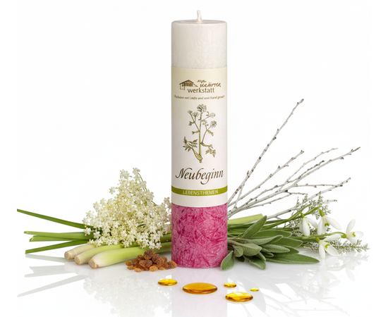 MyAloe.ch

Die Allgäuer Heilkräuterkerze Neubeginn ist eine vegane Kerze aus 100% pflanzlichem Stearin, die von der Allgäuer Kräuter Werkstatt handgefertigt wird und das Lebensthema Neubeginn unterstützt. Sie enthält Pflanzen- oder Harzauszüge, Kräuteressenzen und ätherische Öle, die die Kraft des Neubeginns freisetzen, wenn die Kerze abbrennt und ihre Schwingung sich entfaltet. Die Kerze ist nicht als Duftkerze im klassischen Sinn gedacht, sondern dient dazu, die Informationen der Heilkräuter beim Verbrennen freizusetzen, um Mut und neue Wege zu fördern. 

✨ Heilkräuteressenzen und ätherische Öle: 
Für die Kerze werden Beifuss, Birke, Holunderblüten, Schneeglöckchen, Dammar, Salbei und Lemongras verwendet, um den Neubeginn zu unterstützen. 


Wirkung und Anwendung

✔️ Fokus auf Lebensthemen: 
Die Kerze wurde speziell für das Lebensthema "Neubeginn" entwickelt, um Menschen in Phasen der Veränderung zu unterstützen, die Mut, Willensstärke und Selbstbestimmtheit erfordern. 

✔️ Unterstützt das Finden des eigenen Weges: 
Die Kerze hilft dabei, den eigenen Weg zu finden, wenn man an einer Weggabelung im Leben steht. 

✔️ Wirkung durch Schwingung: 
Die Wirkungsweise ähnelt einer feinen Räucherung; durch das Feuer werden die Informationen und Schwingungen der Inhaltsstoffe freigesetzt und unterstützen so die geistigen Absichten des Anzündenden