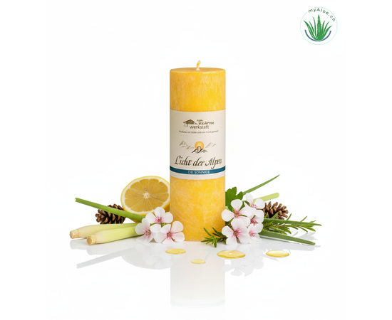 MyAloe.ch

Die Allgäuer Heilkräuterkerze "Licht der Alpen - die Sonnige" ist eine vegane, 100% pflanzliche Stearinkerze mit naturreinen Essenzen aus Lemongras, Zitrone und Geranium, die für eine besondere Stimmung und Geborgenheit sorgen soll. Sie ist Teil einer Serie von Heilkräuterkerzen aus dem Allgäu, die darauf abzielen, eine positive Schwingung zu verbreiten und die Verbindung zu innerem Licht zu stärken, was durch den wärmenden Duft und die enthaltenen natürlichen Öle unterstützt wird. 

✨ Heilkräuteressenzen und ätherische Öle: 
Die Kerze enthält Auszüge, ätherische Öle, Essenzen und Tinkturen Duftkomponenten  von Zimt, Nelke und Oliban. 


✔️ Stimmung:
Der würzige Duft der Kerze soll eine besondere Stimmung schaffen und ein Gefühl von Geborgenheit schenken. 

✔️ Unterstützung:
Durch das Verbrennen des natürlichen Wachses und der Kräuterauszüge werden die Informationen und Schwingungen der Essenzen freigesetzt, was zur Unterstützung eigener Intentionen und mentaler Absichten dienen kann. 

✔️ Verbindung zum Inneren Licht:
Die Kerze ist darauf ausgerichtet, die Verbindung zum eigenen inneren Licht zu stärken und liebevolle Wärme in Räume und die Aura zu bringen.