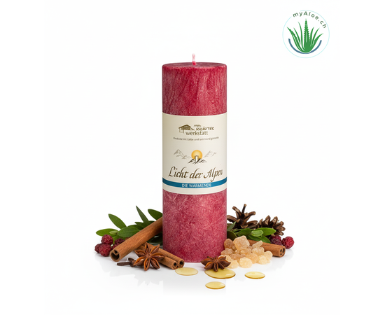 MyAloe.ch

Die Allgäuer Heilkräuterkerze „Licht der Alpen – die Wärmende“ ist eine handgefertigte Duftkerze aus 100 % pflanzlichem Stearin mit einer Mischung aus naturreinen ätherischen Ölen wie Zimt, Nelke und Oliban, die beim Verbrennen einen würzigen Duft verströmt und für eine warme, geborgene Atmosphäre sorgt. Die Kerze wird in den Allgäuer Alpen hergestellt und ist ein Naturprodukt ohne synthetische Zusätze, das die Schwingungen und Informationen der verwendeten Kräuter und Harze freisetzt und so das Wohlbefinden unterstützen soll. 

✨ Heilkräuteressenzen und ätherische Öle: 
Die Kerze enthält Auszüge, ätherische Öle, Essenzen und Tinkturen Duftkomponenten  von Zimt, Nelke und Oliban. 


✔️ Stimmung:
Der würzige Duft der Kerze soll eine besondere Stimmung schaffen und ein Gefühl von Geborgenheit schenken. 

✔️ Unterstützung:
Durch das Verbrennen des natürlichen Wachses und der Kräuterauszüge werden die Informationen und Schwingungen der Essenzen freigesetzt, was zur Unterstützung eigener Intentionen und mentaler Absichten dienen kann. 

✔️ Reinheit:
Es ist ein reines Naturprodukt, das ohne synthetische Duftstoffe auskommt und so die Umwelt schont.